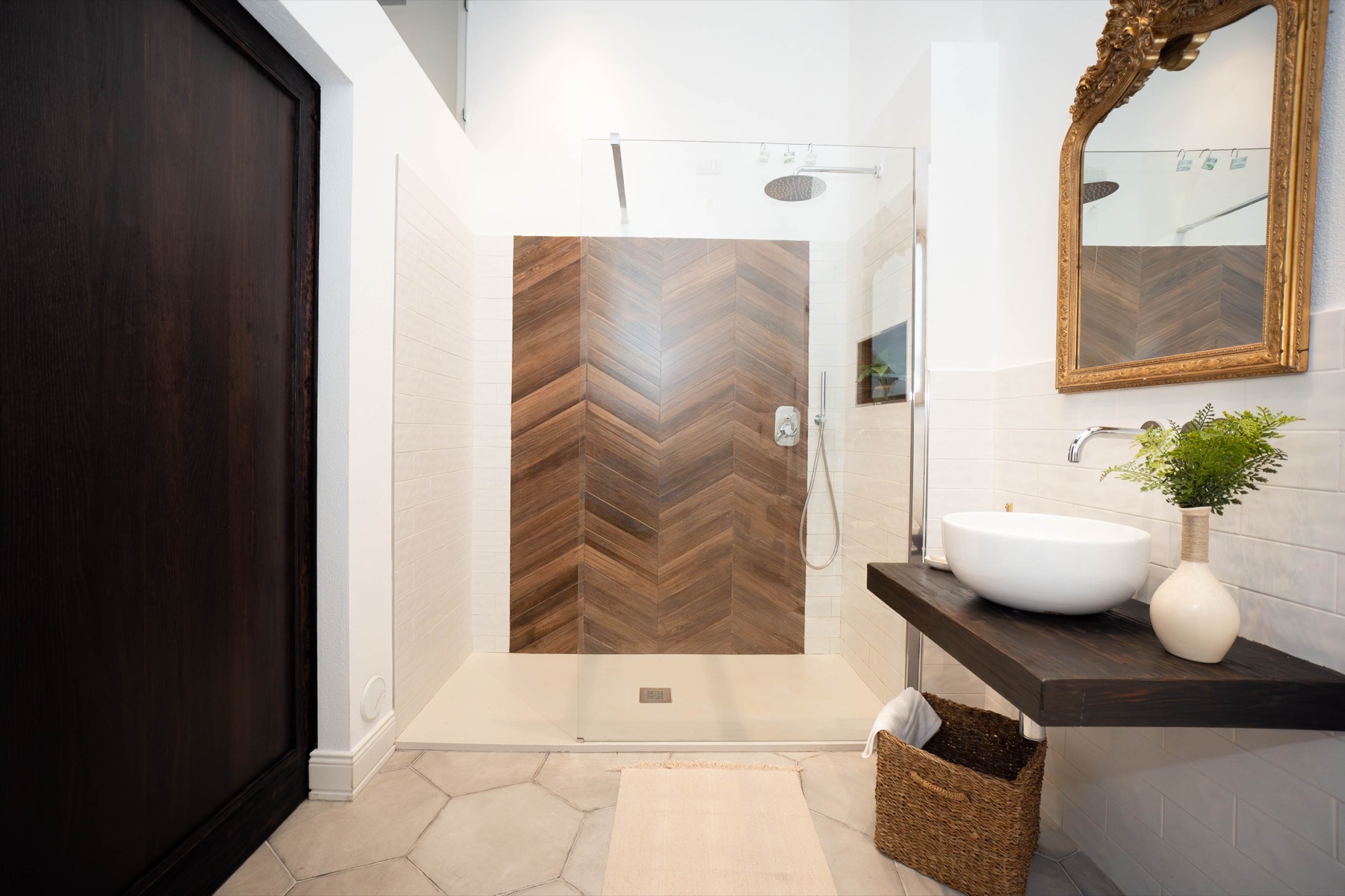 Doccia walk-in con parete in legno