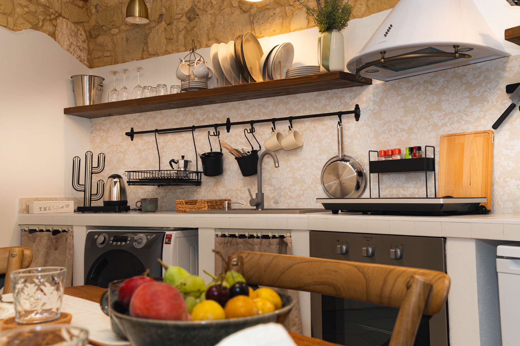Cucina con cesto di frutta